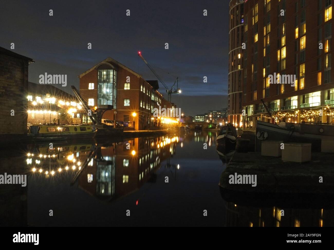 Una vista notturna del canale di leeds con l'ingresso al grande molo e al moderno sviluppo sul mare Foto Stock
