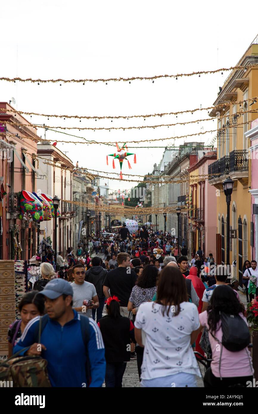 Tradizionale festa messicana (Calenda) sulla strada coloniale di Oaxaca Foto Stock