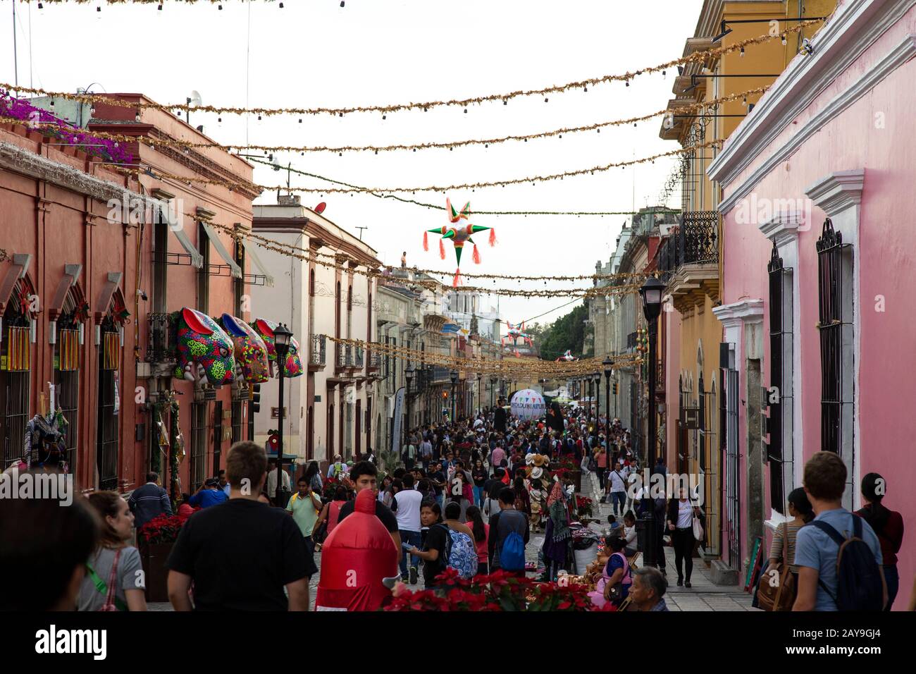 Tradizionale festa messicana (Calenda) sulla strada coloniale di Oaxaca Foto Stock