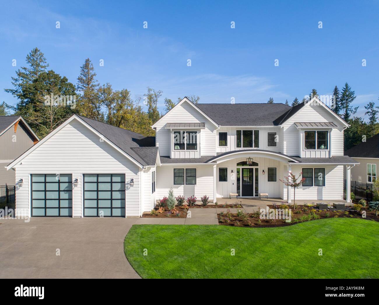 Bella casa in stile casale moderno di lusso esterno con cielo blu Foto Stock