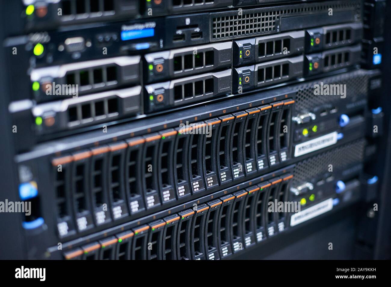 Sala server piena di rack e server Foto Stock