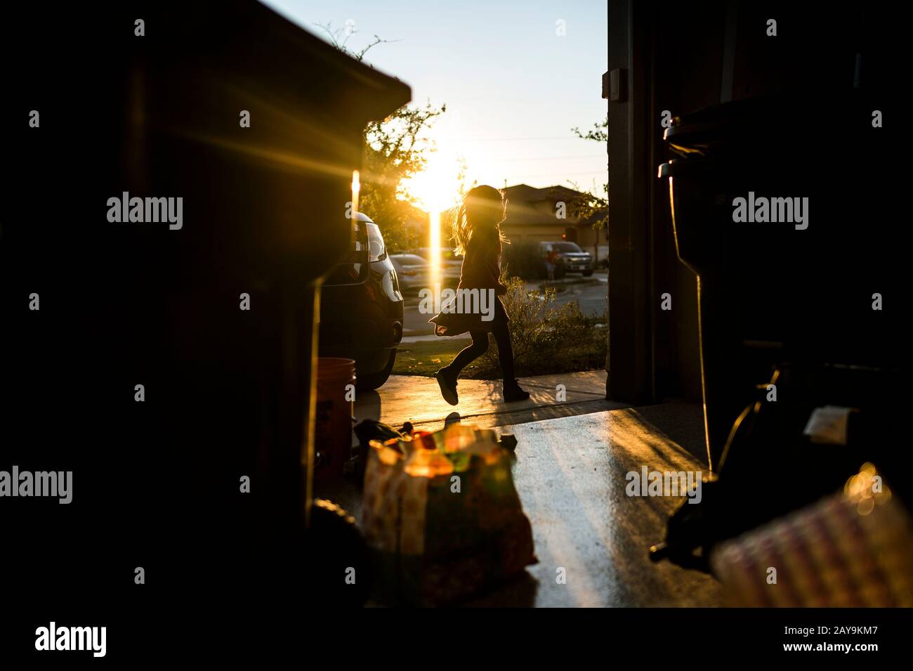 Ragazza che corre e gioca in Golden Hour in Front Yard a Buda Texas Foto Stock