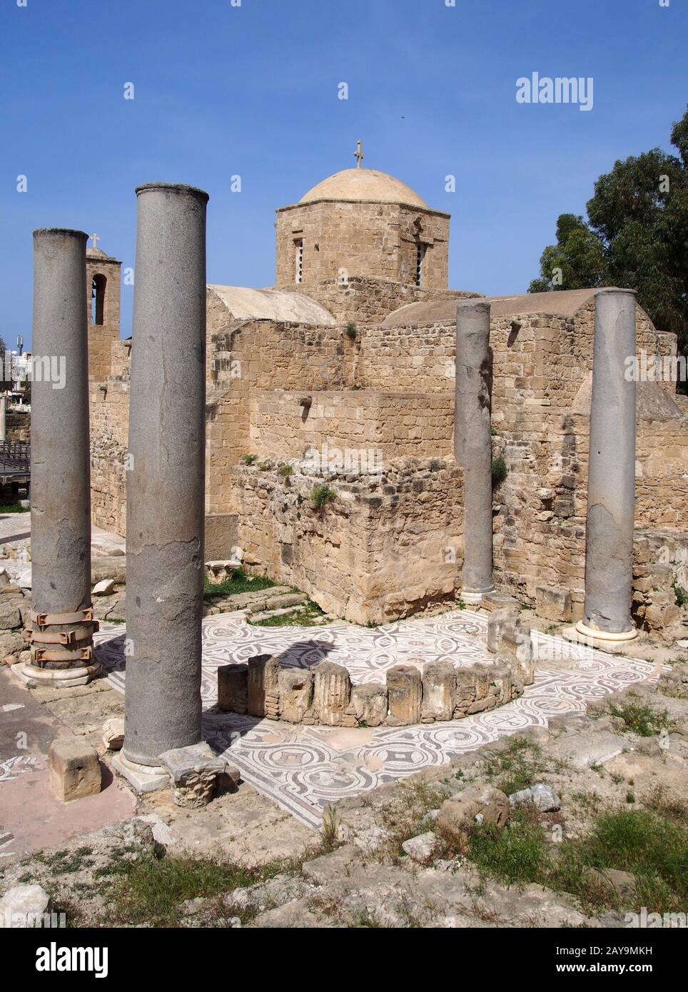 La chiesa storica di ayia Kyriaki Chryslopolitissa a paphos cipro con le rovine romane Foto Stock