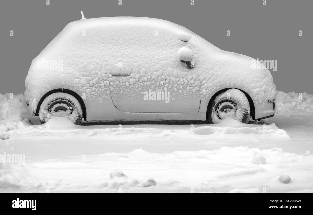 L'auto innevata Foto Stock