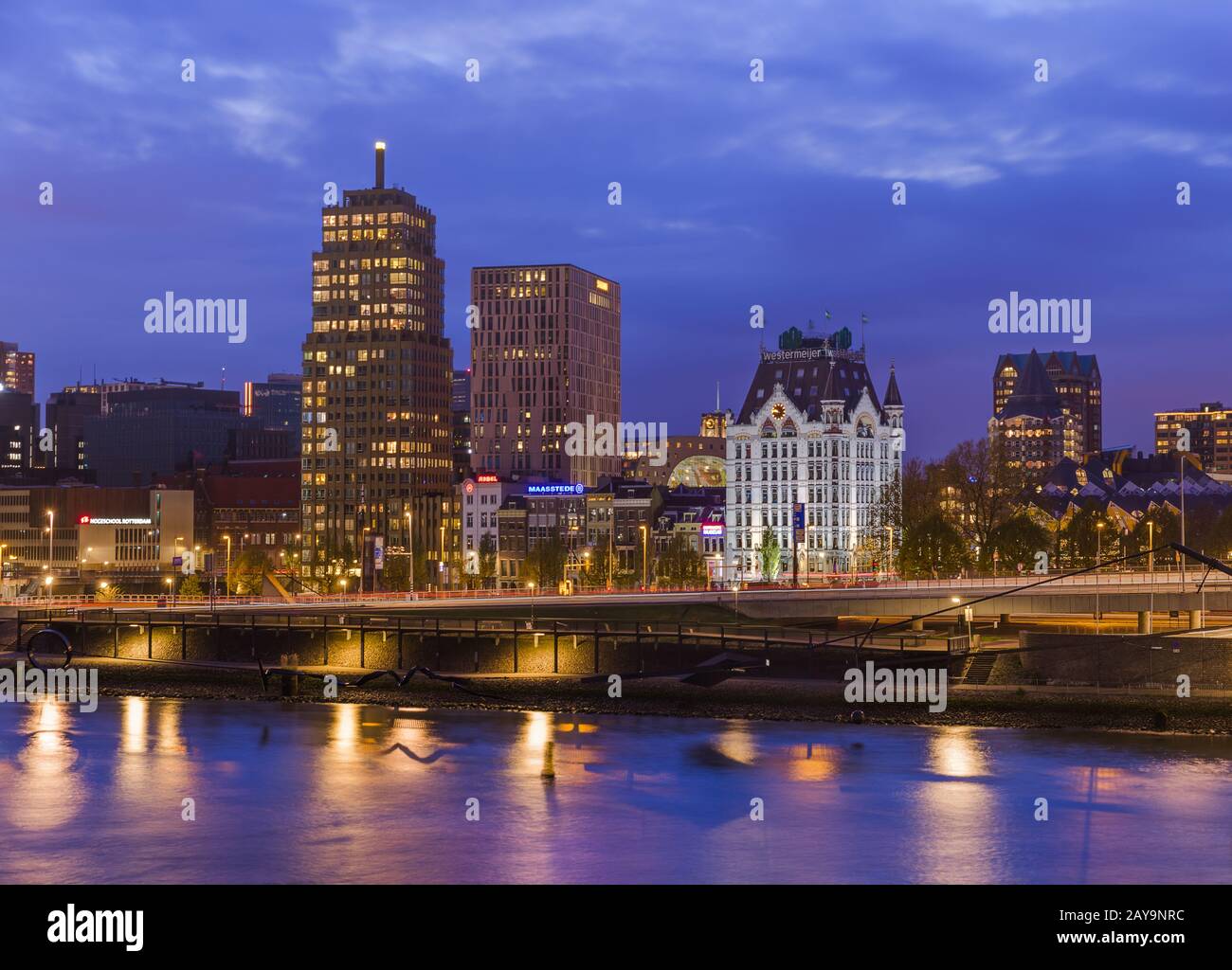 Rotterdam, Paesi Bassi - 27 aprile 2017: La famosa Casa Bianca (Witte Huis) a Rotterdam. Foto Stock