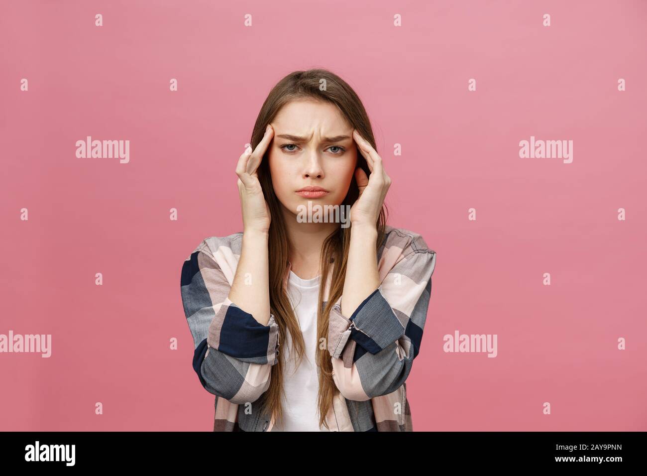 La ragazza soffre di un terribile mal di testa e comprime la testa con le dita. Dimenticare e ricordare qualcosa, soffrono di malattia Foto Stock