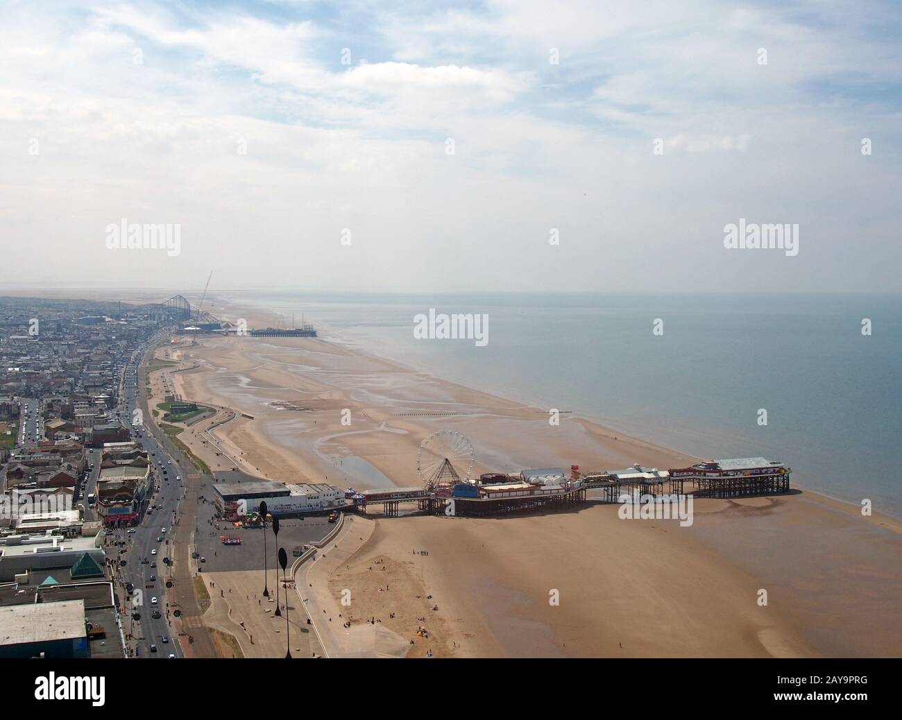 una vista aerea della spiaggia di blackpool che guarda a nord mostrando i moli sud e centrale alla bassa marea Foto Stock