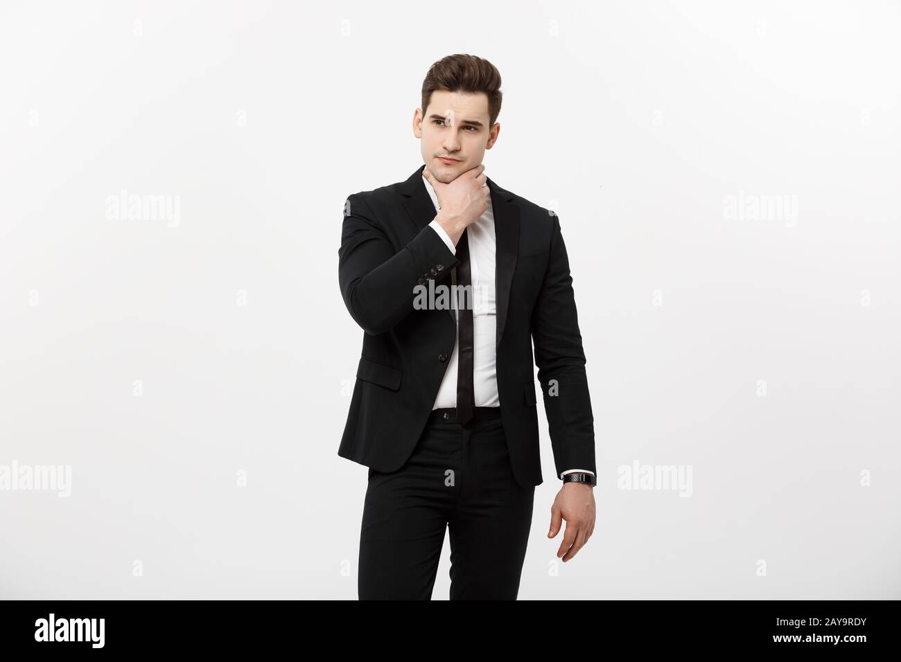 Giovane uomo bello in abito nero e bicchieri guardando copy-spazio di  pensiero o sognare isolate su sfondo bianco Foto stock - Alamy