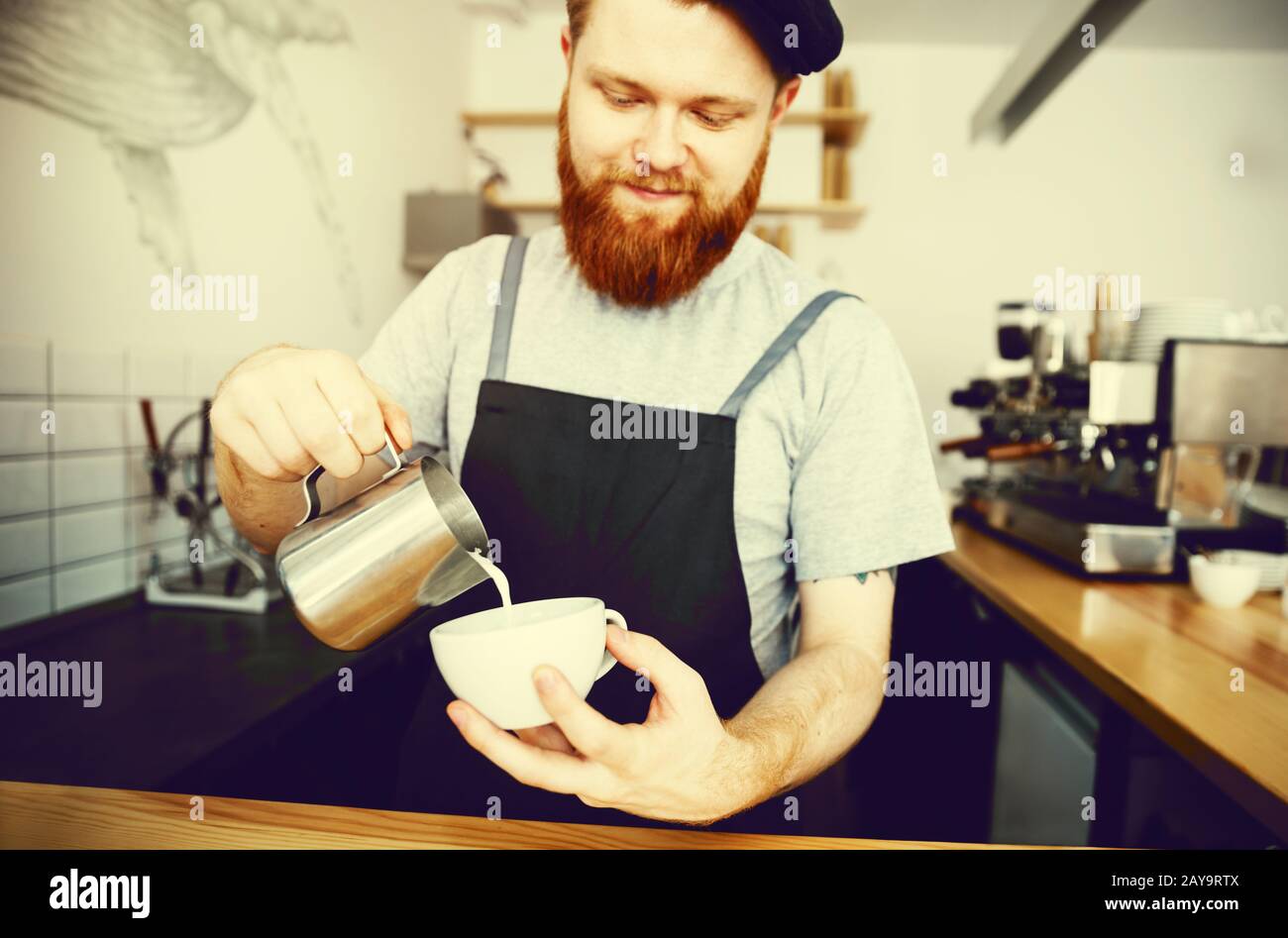 Caffè il concetto di Business - bel uomo barbuto in grembiule fare il caffè mentre in piedi presso il cafe Foto Stock
