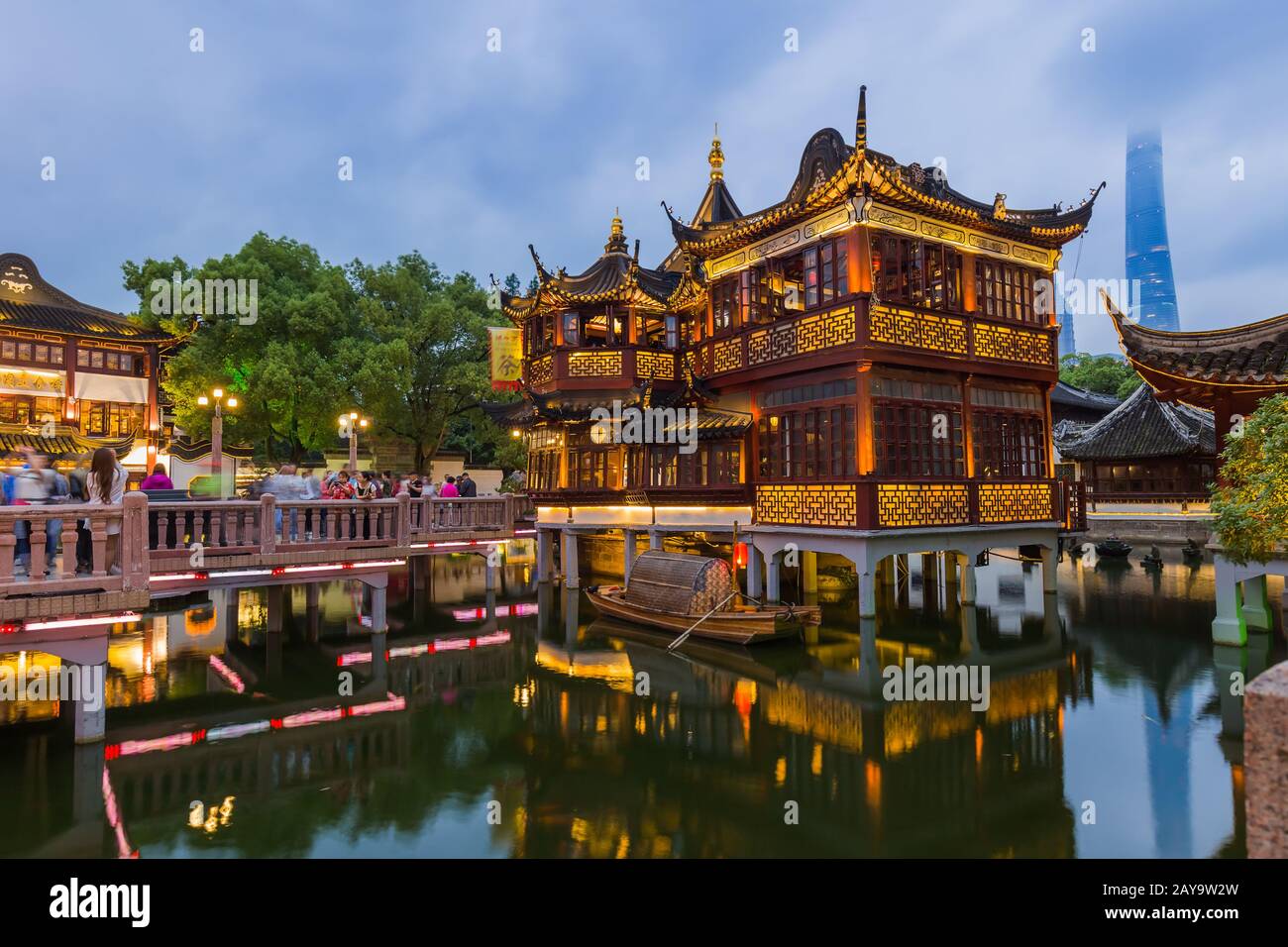 Shanghai, Cina - 22 maggio 2018: Vecchia strada vicino al giardino Yuyuan (Giardino della felicità) nel centro di Shanghai Foto Stock
