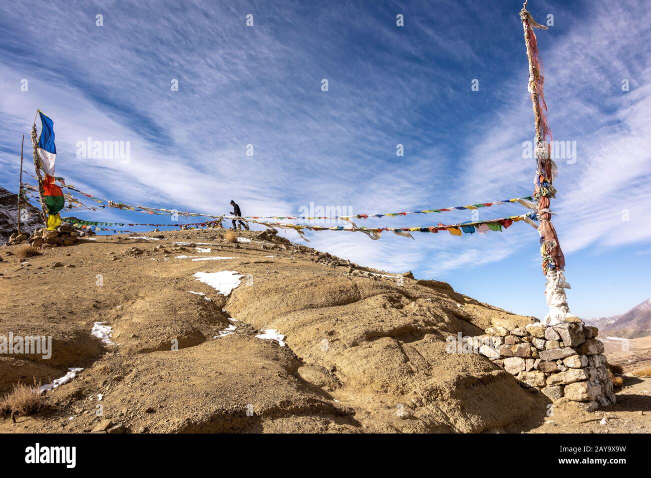 Passo alto con bandiere di preghiera vicino Hemis Shukpachan, autostrada Srinagar-Leh, Ladakh, India Foto Stock