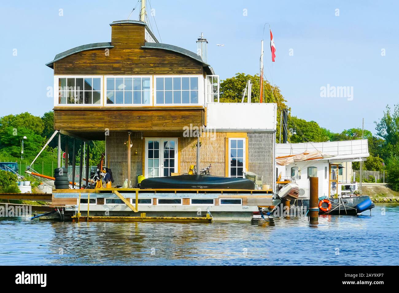 Tipica casa danese sull'acqua Copenaghen in una giornata di sole Foto Stock