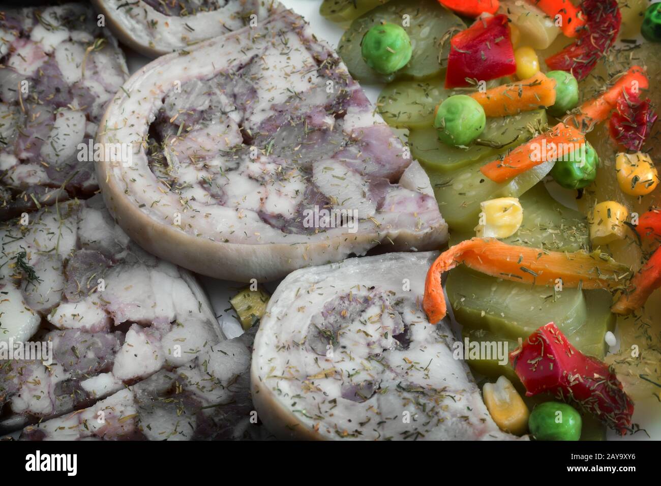Saltison: deliziosi piatti a base di carne antipasto con vari ortaggi. Foto Stock