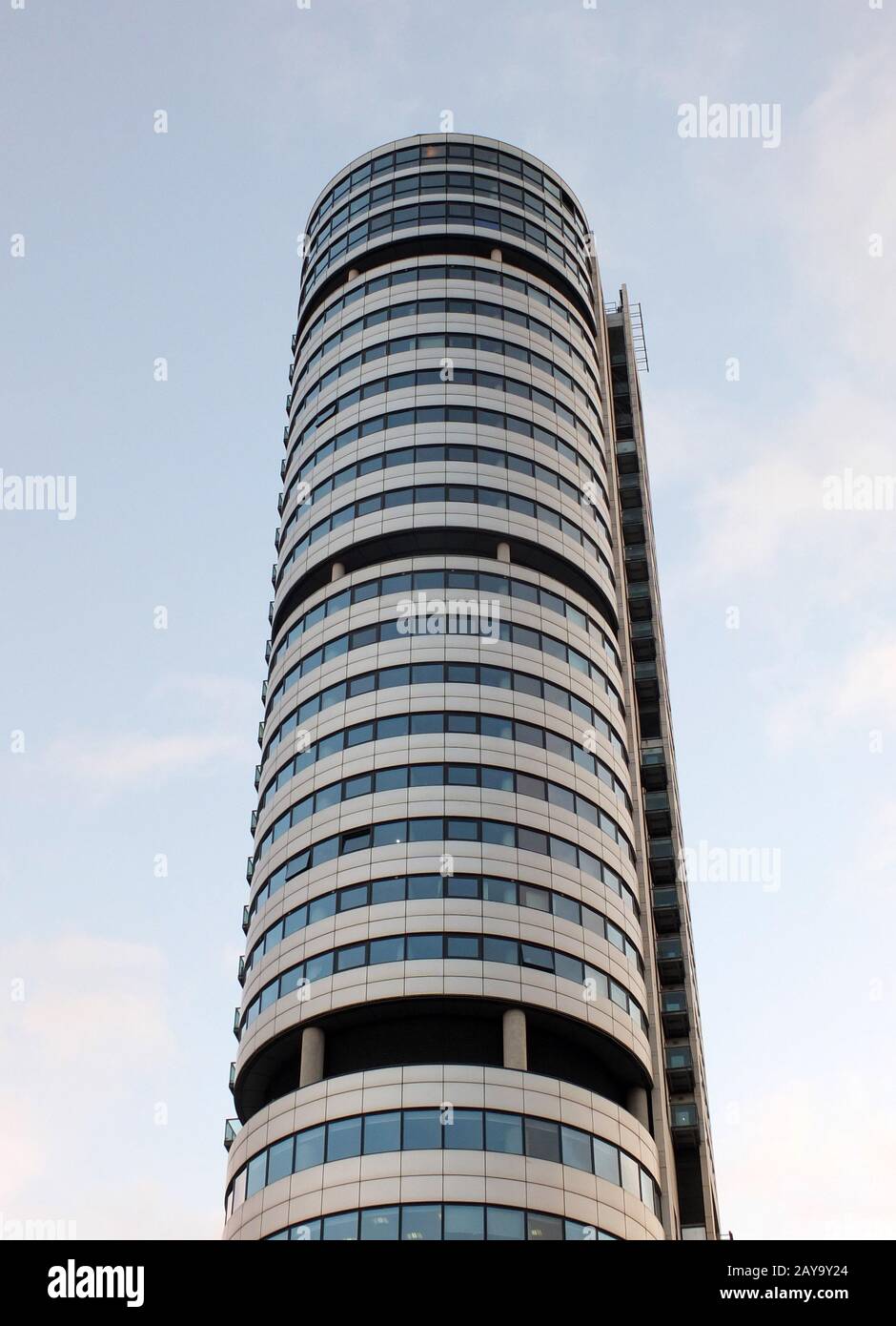 Vista verticale dell'edificio Bridgewater Place, la struttura più alta di leeds, contro un cielo blu nuvoloso Foto Stock