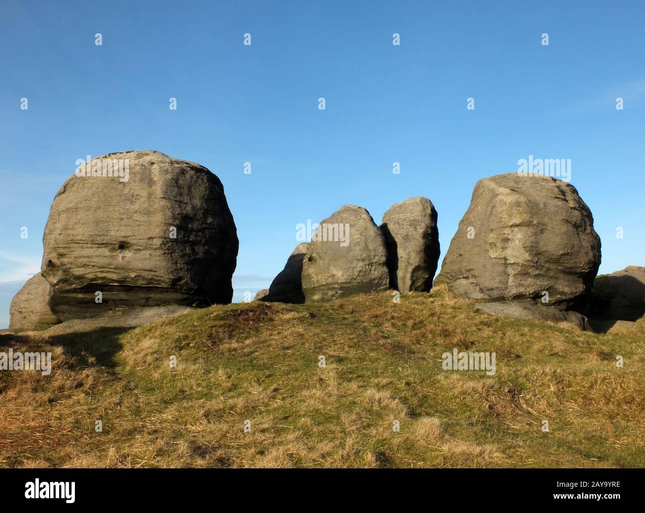 i bridestoni un gruppo di formazioni rocciose gritstone nel paesaggio occidentale dello yorkshire vicino todmorden Foto Stock