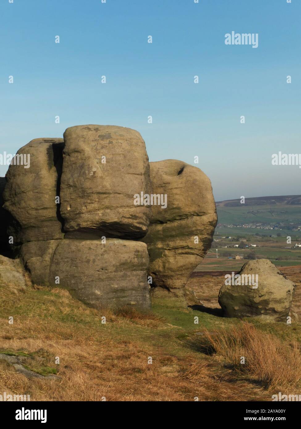 massi ai bridestones un grande gruppo di formazioni rocciose di gritstone nel paesaggio occidentale dello yorkshire Foto Stock