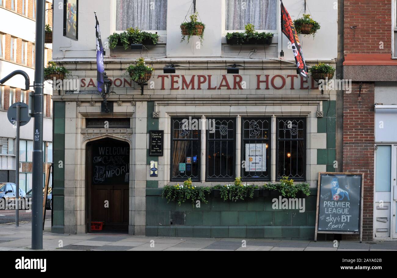 Il centro storico degli anni '20 Templar Hotel Pub a Leeds Inghilterra Foto Stock