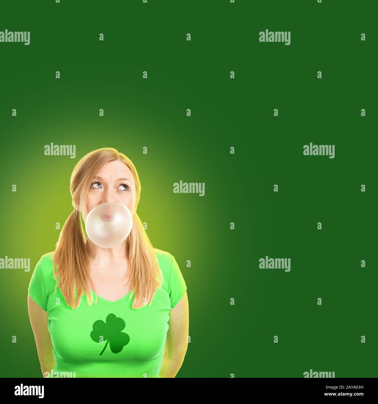 Donna che indossa il verde t-shirt con shamrock stampati su di essa celebra la festa di San Patrizio. Foto Stock