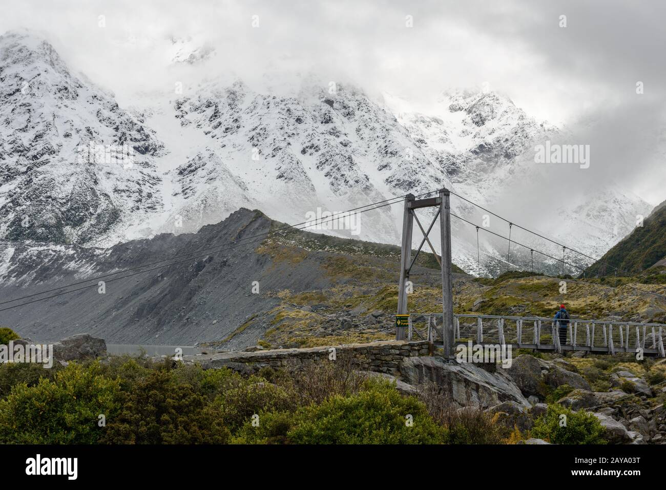 Montagne innevate e ponte sospeso a Hooker Valley via Foto Stock