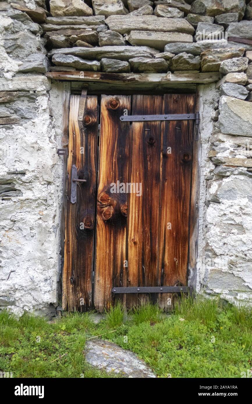 porta rustica in legno su un rifugio di montagna Foto stock - Alamy