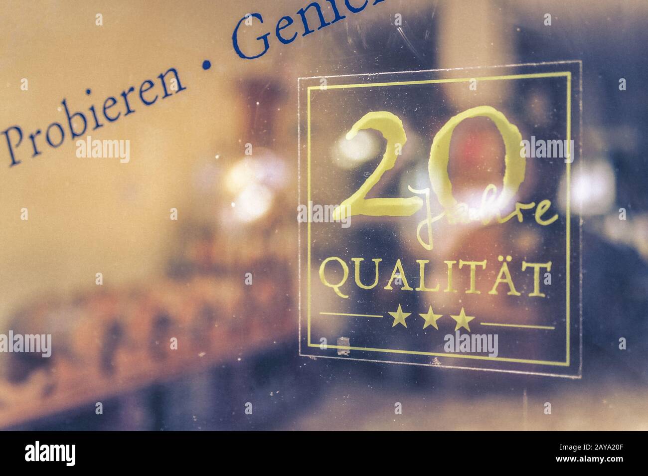 Scopri le scritte per vetrina di 20 anni di qualità Foto Stock