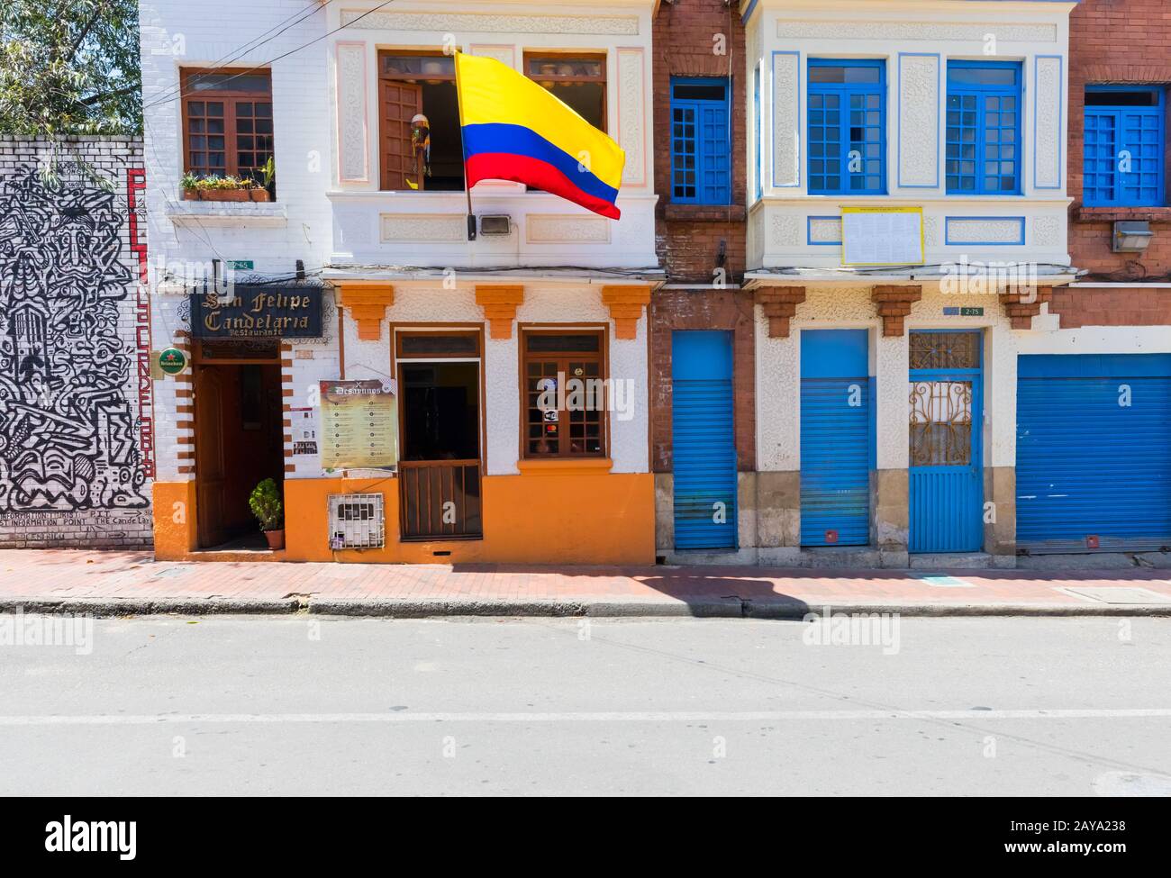 Negozi di Bogota nei colorati edifici del quartiere Candelaria Foto Stock