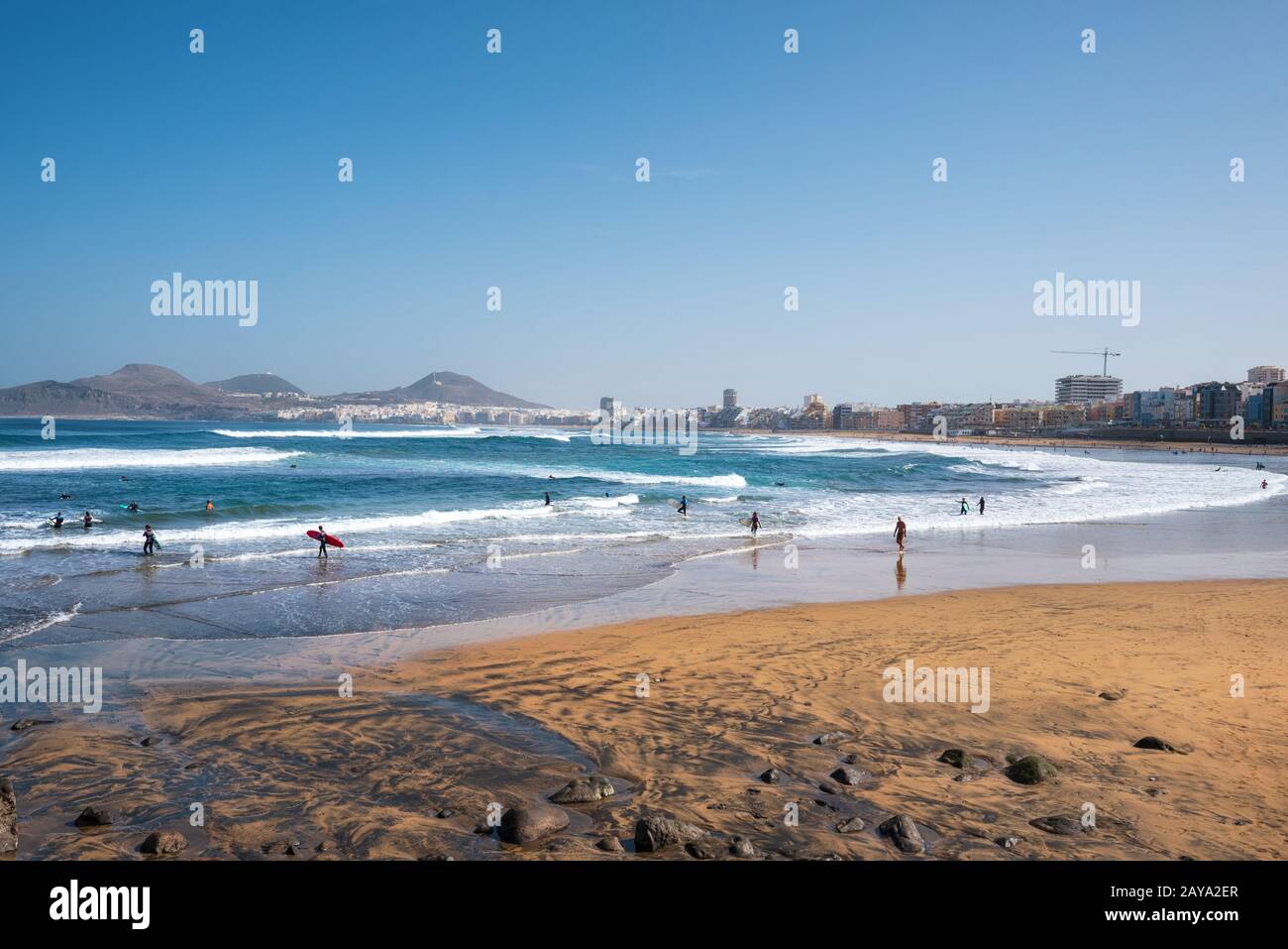 Las Palmas, Spagna - 3 marzo 2019 : Surfers in Las canteras spiaggia, Las Palmas de Gran Canaria Spagna. Foto Stock