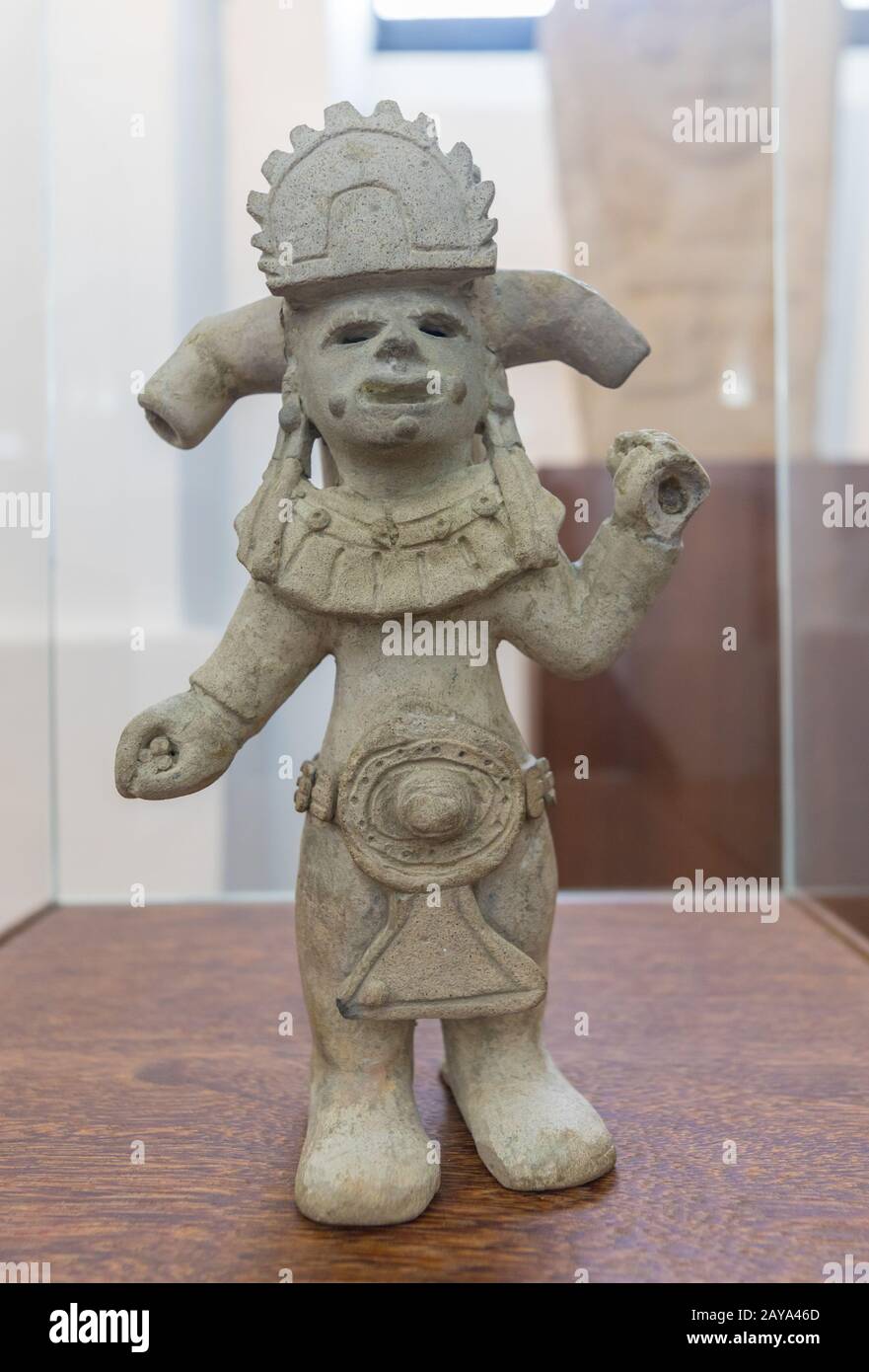 Il Museo Nazionale di Bogotà, in ceramica, rappresenta una figura antropomorfa rinvenuta a Narino in Colombia Foto Stock