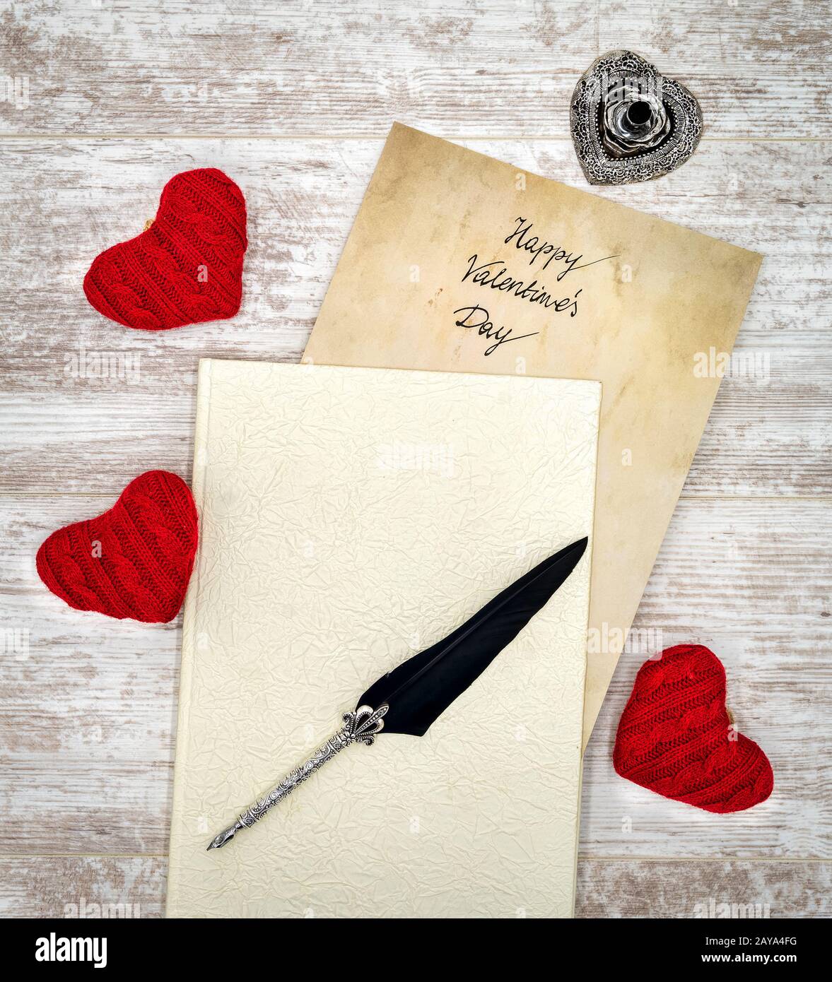 Carta Happy Valentines Day con harts d'amore, libro e quill Foto Stock