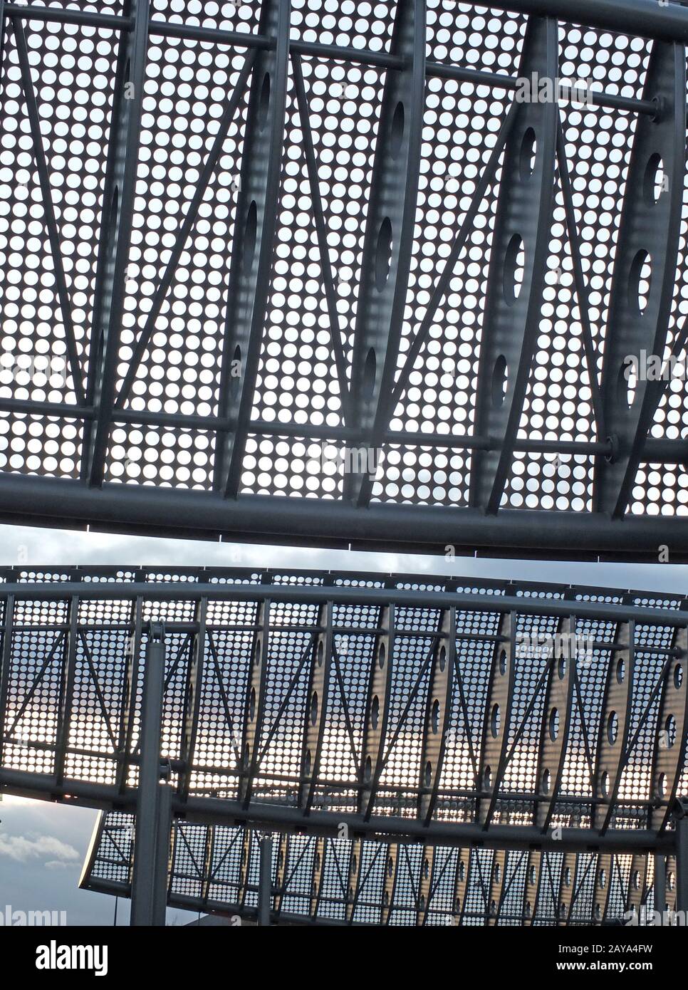 i deflettori del vento perforati si accumulano sulla strada sulla corsia d'acqua di leeds per ridurre il rischio di incidenti Foto Stock