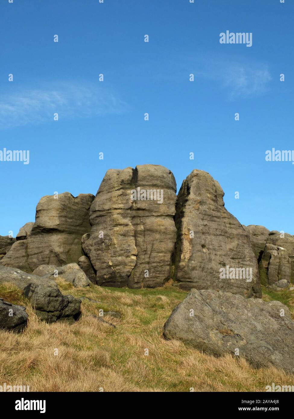 craggy affiorano sulle bridestones un gruppo di formazioni rocciose di gritstone nel paesaggio dello yorkshire occidentale Foto Stock