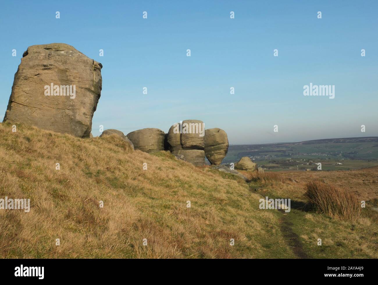 bridestones un grande gruppo di formazioni rocciose gritstone nel paesaggio occidentale dello yorkshire vicino todmorden Foto Stock