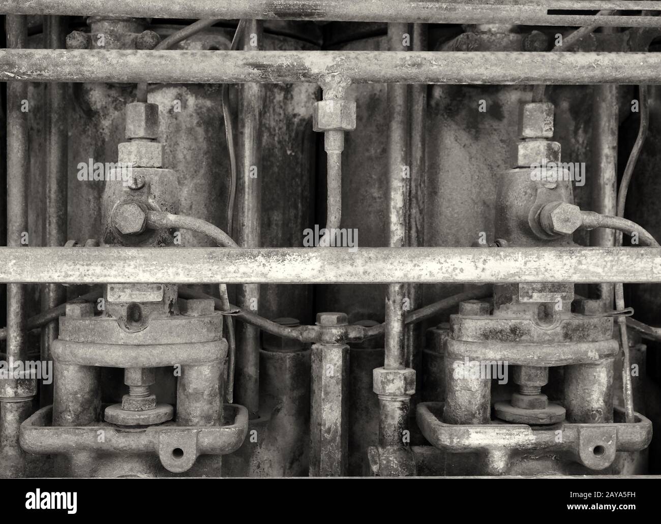 immagine di primo piano monocromatica di un vecchio motore arrugginito Foto Stock