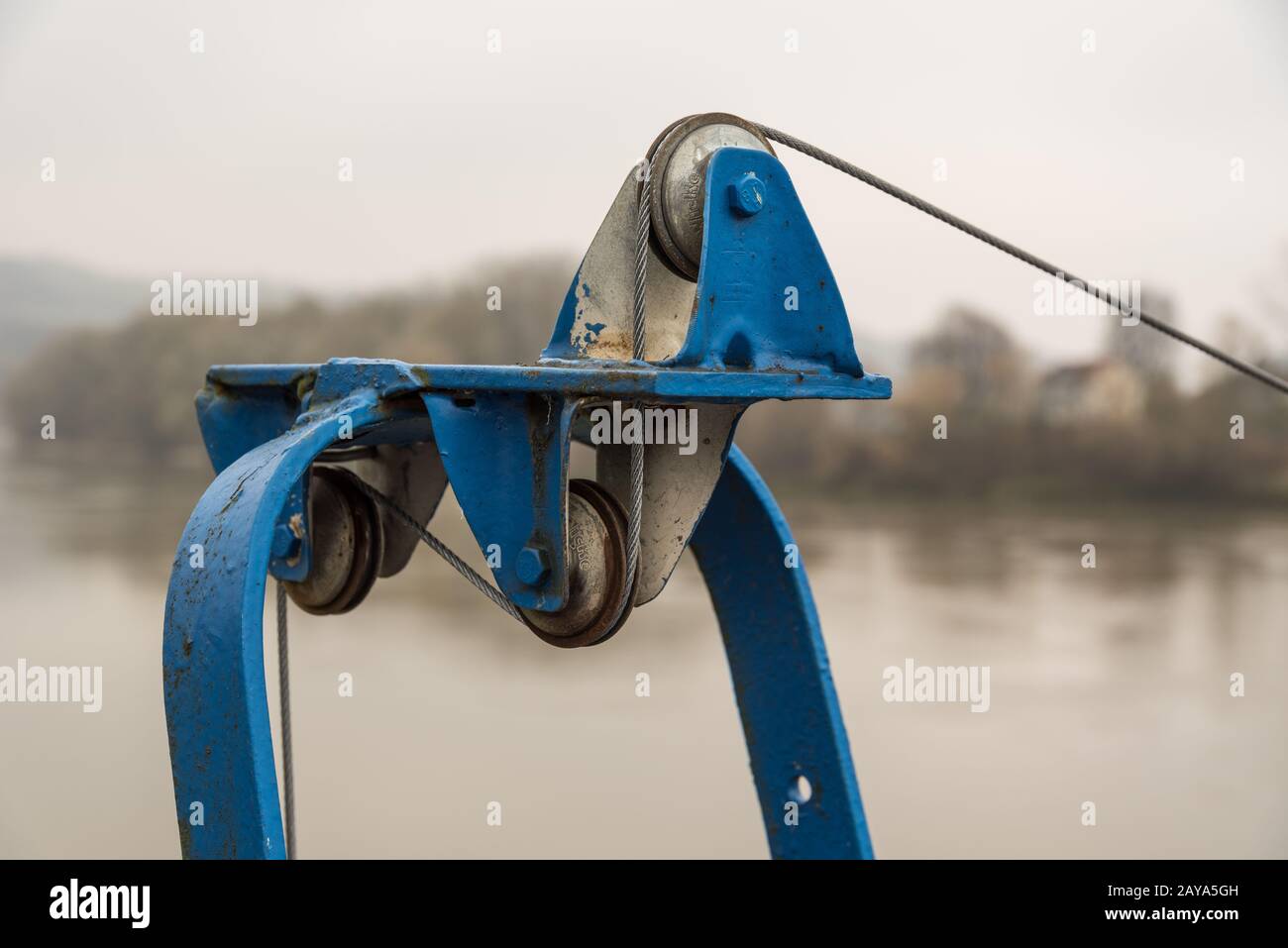 Verricello con fune su puleggia - cavo di chiusura Foto Stock