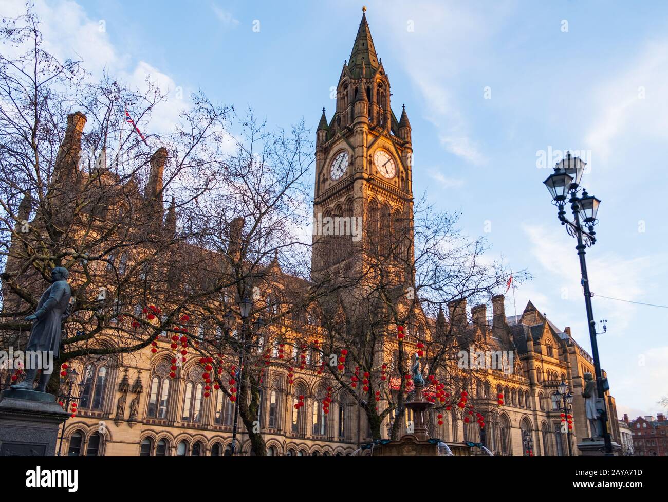Municipio di Manchester con decorazioni lanterne di Capodanno cinese a Manchester, Regno Unito Foto Stock