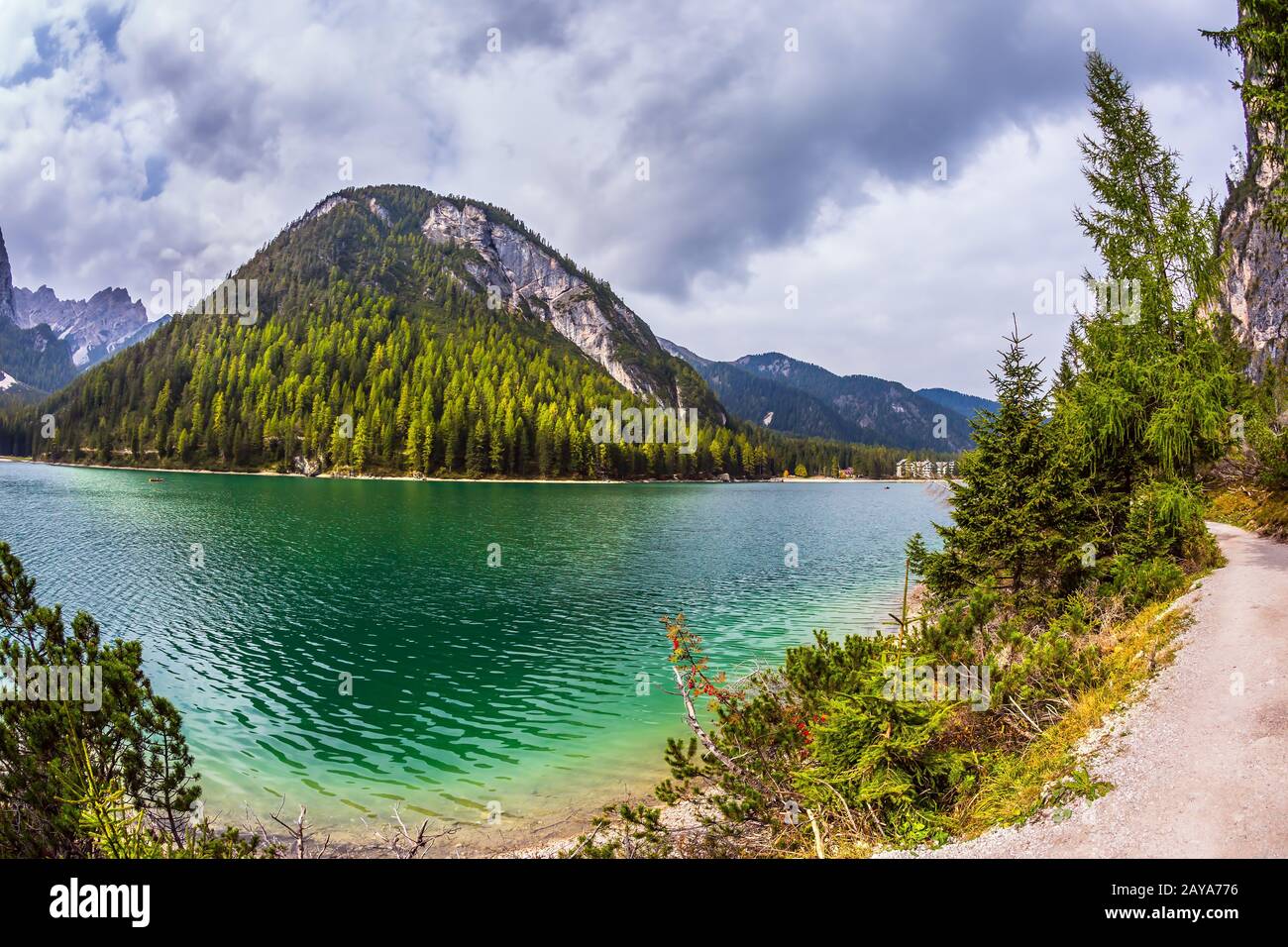 Passeggiata intorno al lago alpino Foto Stock