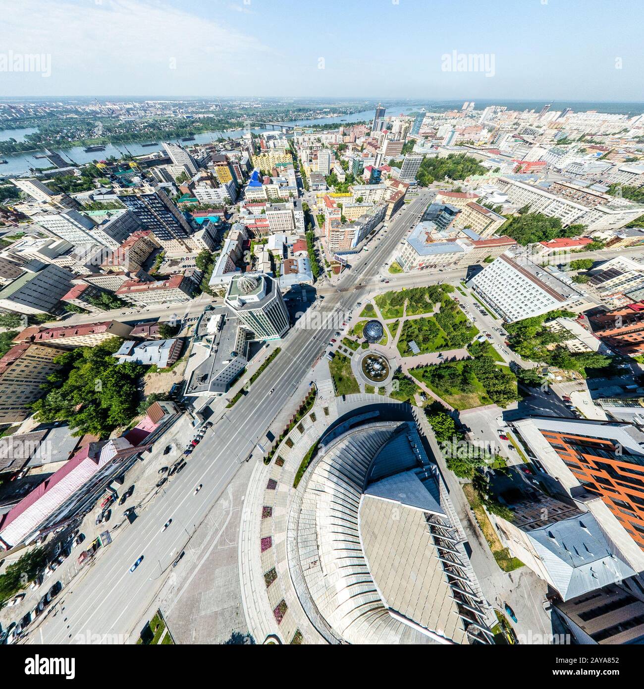 Antenna vista città con strade, case ed edifici. Foto Stock