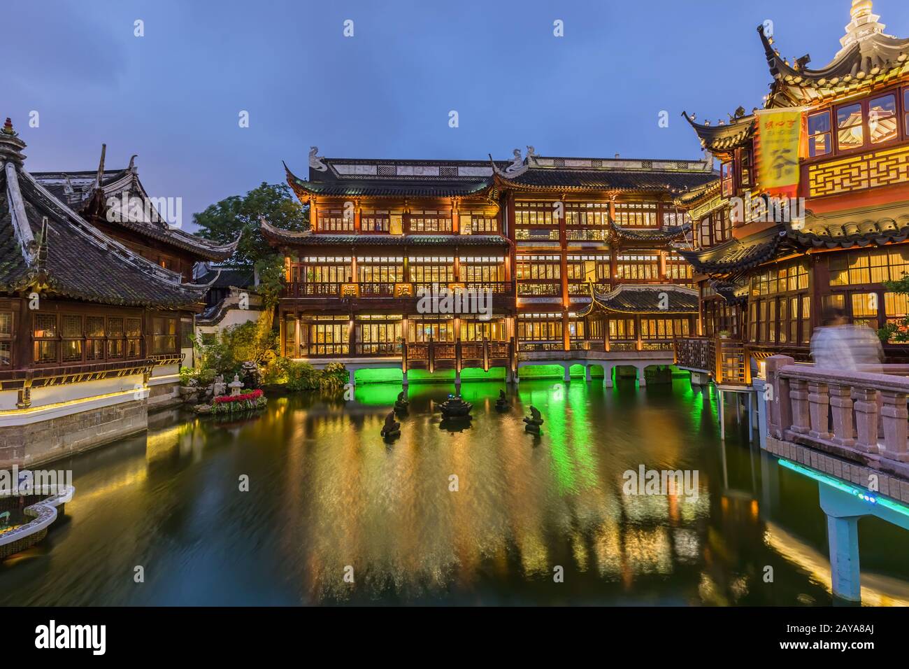 Shanghai, Cina - 22 maggio 2018: Vecchia strada vicino al giardino Yuyuan (Giardino della felicità) nel centro di Shanghai Foto Stock