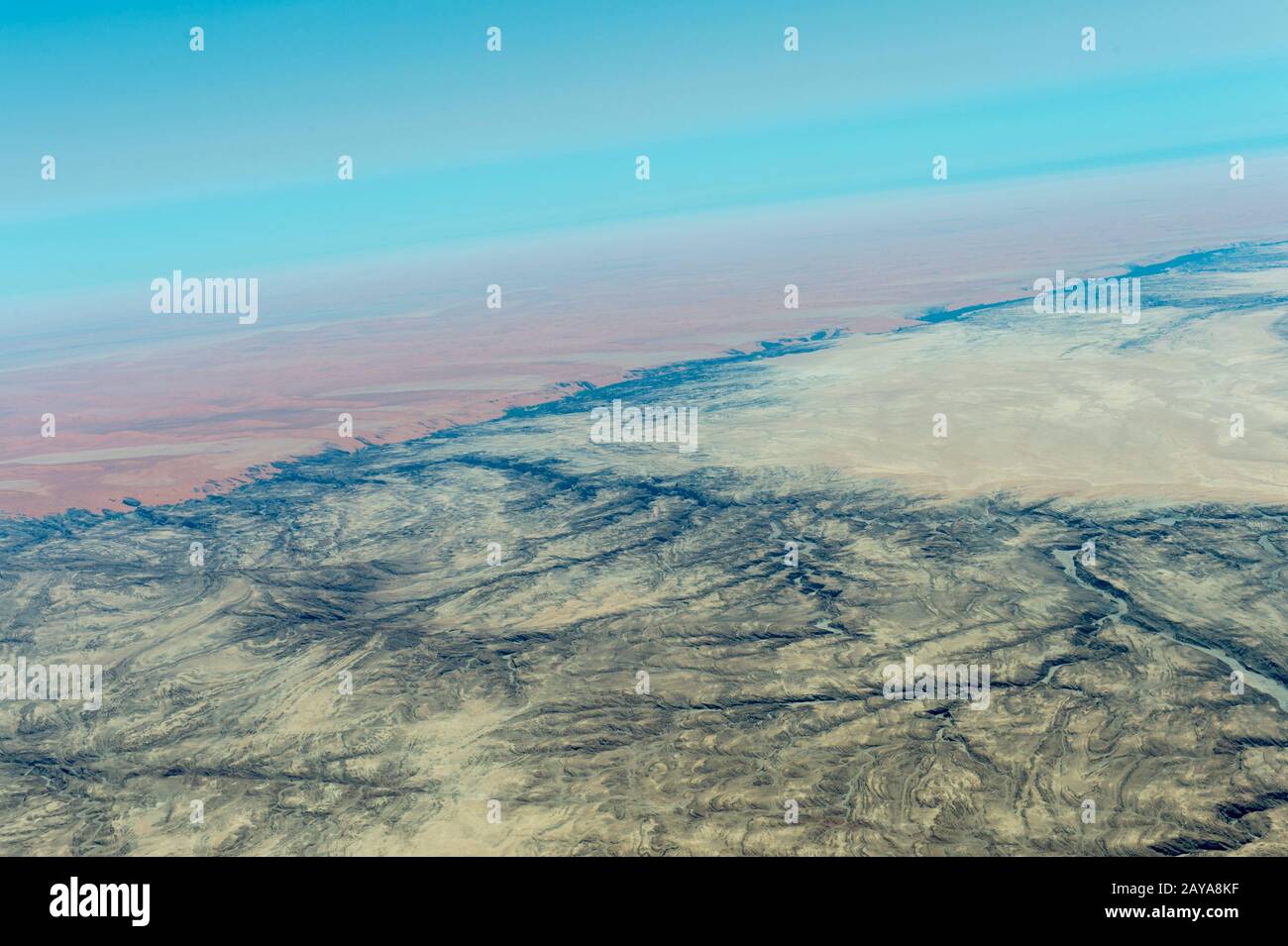 Foto aerea dal volo verso Sossusvlei della zona del fiume Swakop, un importante fiume nella Namibia centrale occidentale. Foto Stock