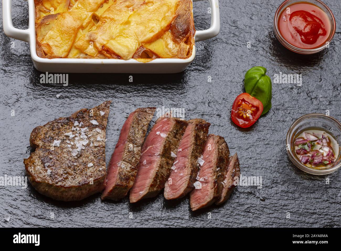 manzo, bistecca, patate, gratin di patate, salsa, pepe, bianco, cibo, carne, cena, gourmet, ristorante, gratin, filetto, pasto, rosso, roa Foto Stock