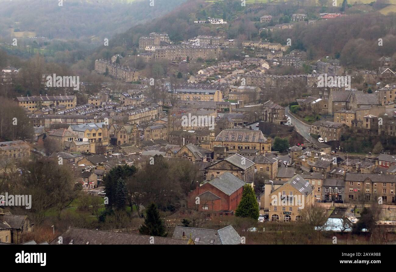 vista panoramica della città di ponte hebden che mostra le strade principali, le case e le strade con i camini mulino in inverno Foto Stock