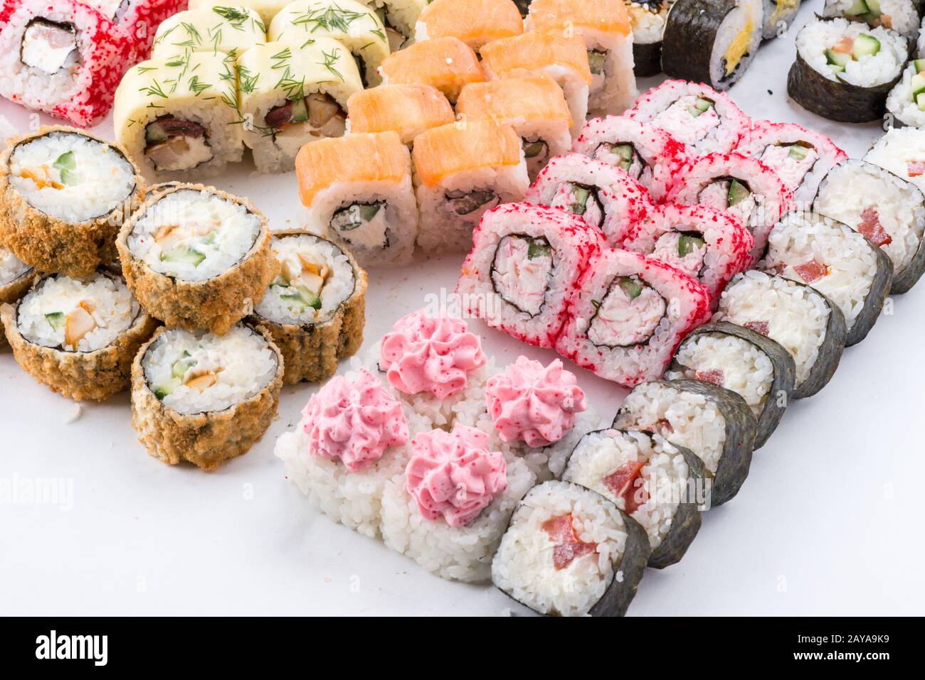 Il cibo giapponese, ristorante sushi gunkan maki roll piatto o vassoio impostato. Set di Sushi e composizione Foto Stock