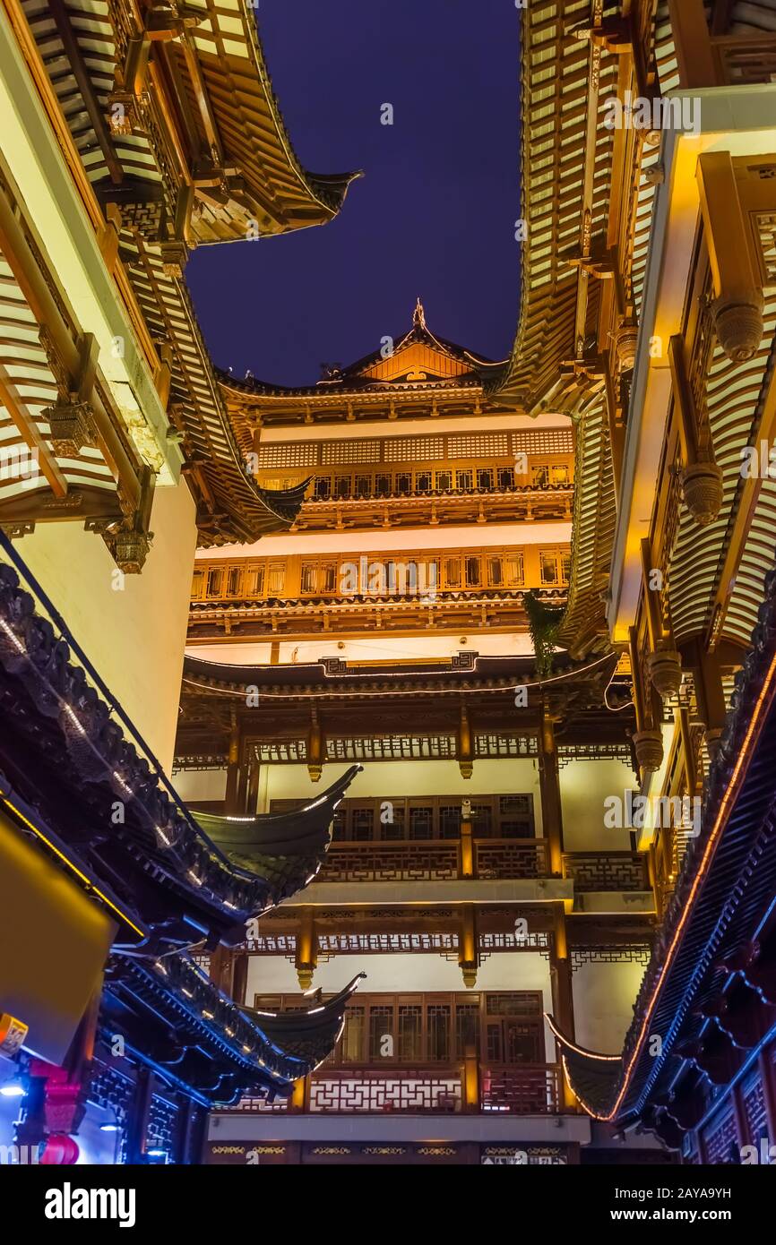 Vecchia strada vicino al giardino Yuyuan (Giardino della felicità) nel centro di Shanghai Foto Stock