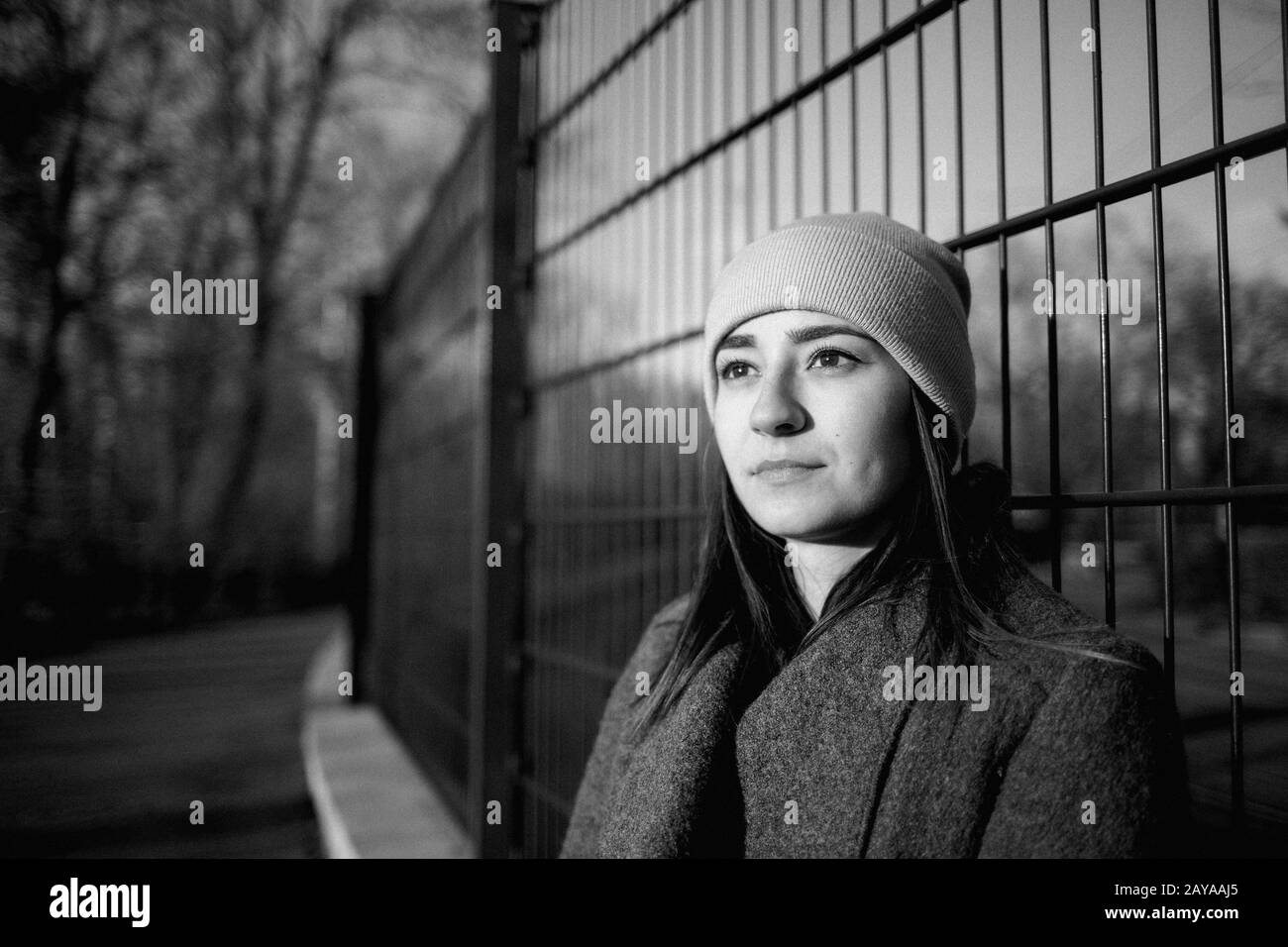 Ritratto di una donna al tramonto. Il tranquility, outdoor e meditando concetto. Foto Stock