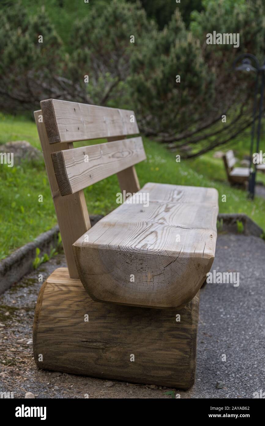 Panca da giardino come panca per il riposo - mobili in legno massello Foto Stock
