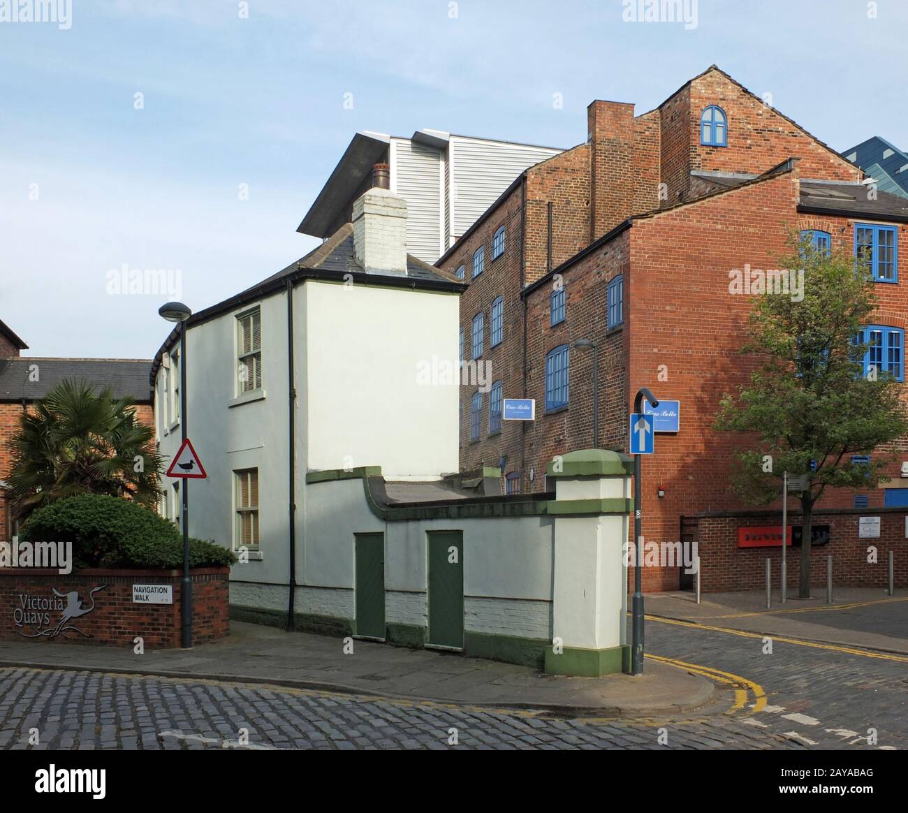 l'angolo di banchina strada e passeggiata di navigazione nella zona lungomare di leeds Foto Stock