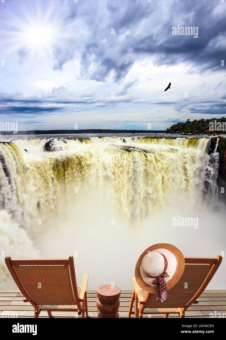 Due chaise longue vicino alle cascate Foto Stock