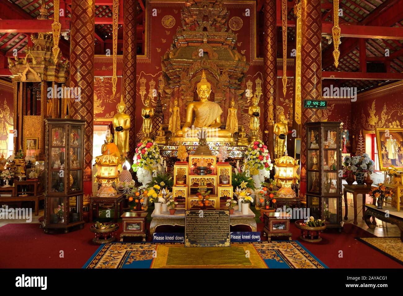 Chiang mai Thailandia - Tempio Chiang Man sala meditazione principale con statua del Buddha dorato Foto Stock
