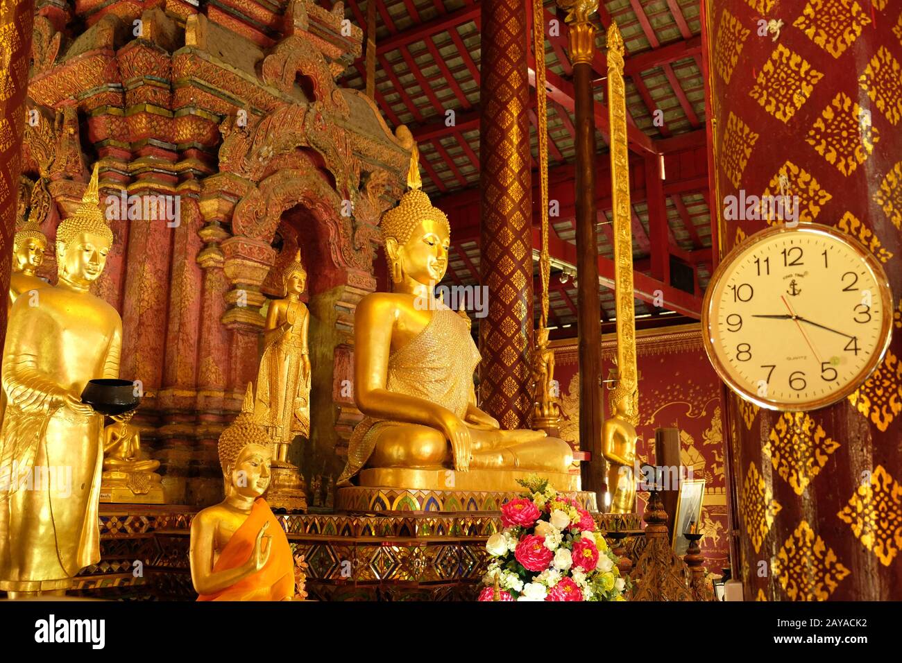 Chiang mai Thailandia - Tempio Chiang Man sala di meditazione con statue Buddha d'oro Foto Stock