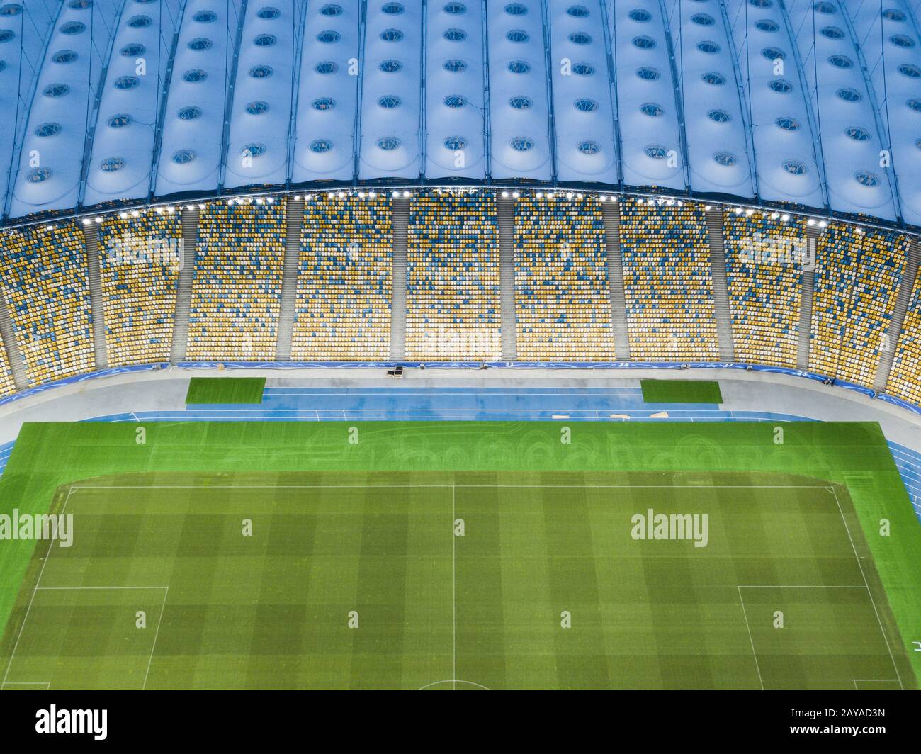 Vista aerea da fuco per lo stadio di calcio NSC Olimpiysky con il blu-giallo si erge a Kiev, Ucraina Foto Stock